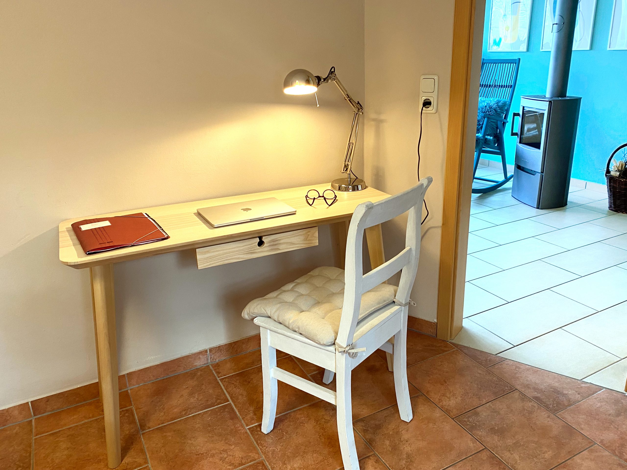 Workation an der Ostsee, Schreibtisch in Ferienwohnung